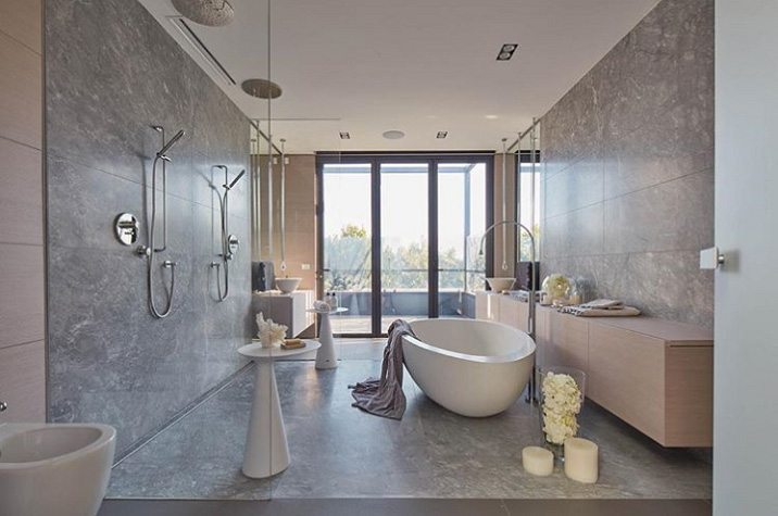 Бежевый - отличный выбор в качестве классического цвета для современной ванной комнаты.