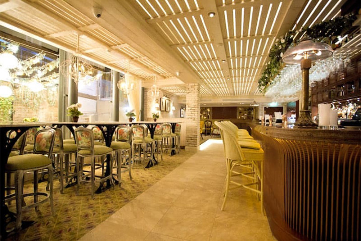 El ambiente fresco en un café moderno de diseño. Interiorismo de bares y cafeterías.