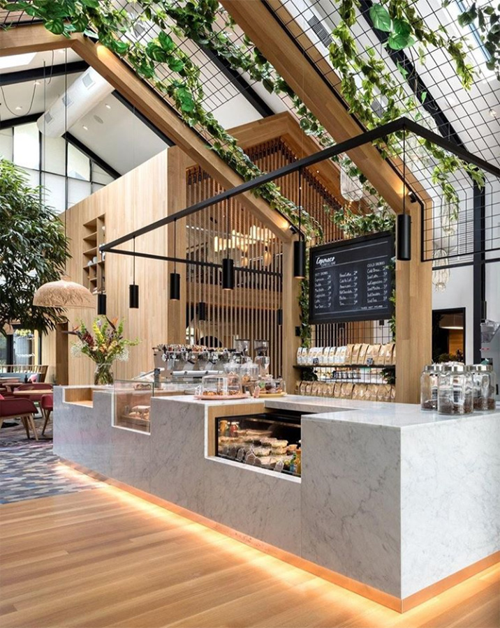 Современное кафе, спроектированное с использованием большого количества дерева, растительности и стекла, чтобы вы могли чувствовать себя как в саду. Дизайн баров и ресторанов. Дизайн баров и кафе.