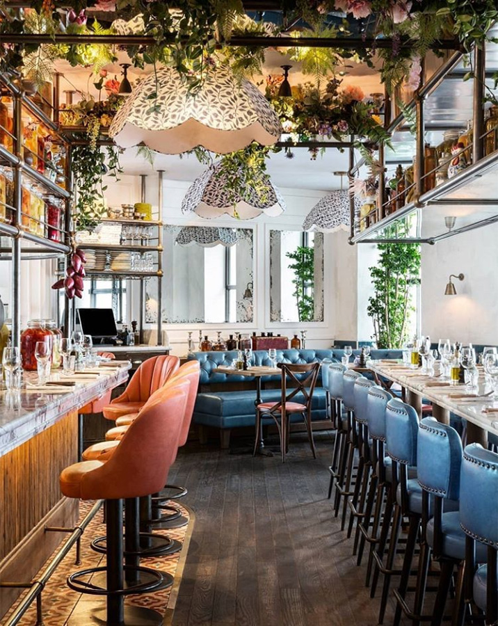 Дизайн баров и ресторанов позволяет превратить обычные городские пространства в приятные и свежие уголки. Проекты дизайна интерьера для кафе.