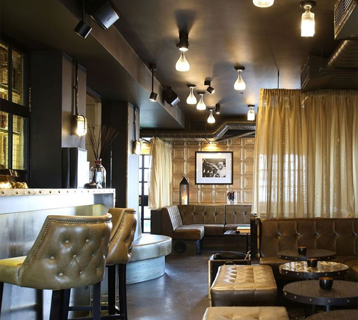 Ресторан сделан с большим вниманием к каждой детали, включая освещение пространства, имеет захватывающую атмосферу. Дизайн интерьера бара-ресторана.