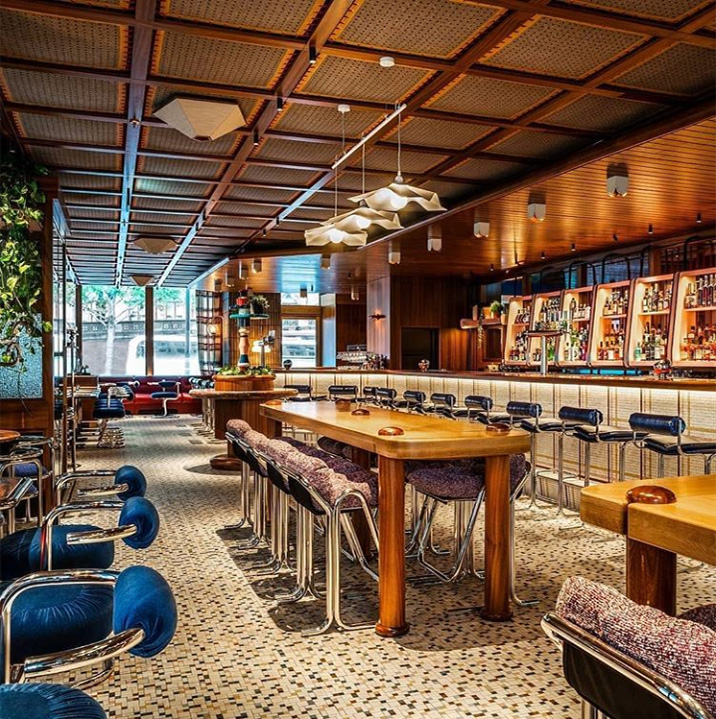 Un café acogedor con colores cálidos, madera y mucha personalidad. Interiorismo de bares y restaurantes.