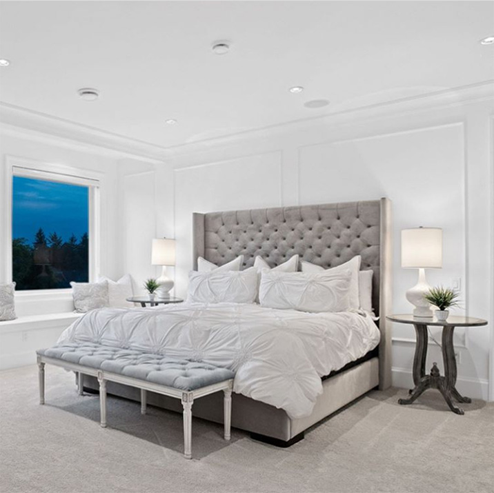 El estilo neoclásico combina lujo, confort, comodidad y elegancia. La habitación, decorada en este estilo, se ve original, cara y lujosa, pero al mismo tiempo moderada y tranquila.
