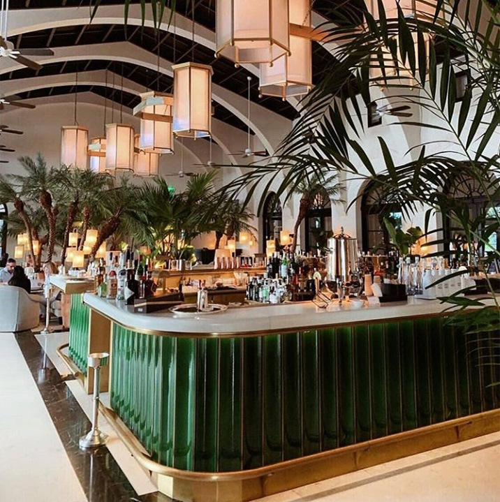 Líneas puras, colores verdes vivos y una decoración espectacular con un enorme encanto ecléctico en el interior de un restaurante. Concepto ecléctico de un hotel.