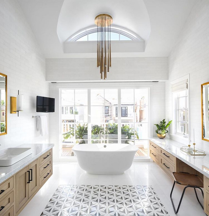 Un cuarto de baño en blanco y madera con ventana grande. Reforma integral. Diseño de baños, fotos.