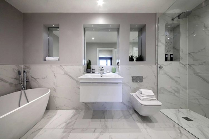 Un baño moderno en blanco y gris. Interior blanco con gris. Imágenes de baños modernos y sencillos.