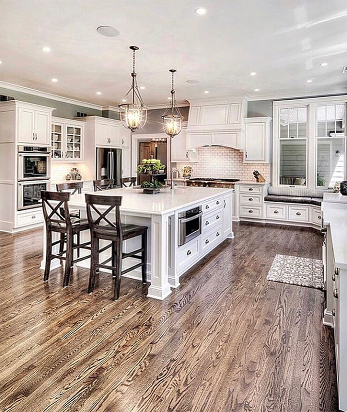 Muchos propietarios escogen el blanco en la cocina porque parece limpio y clásico. El diseño de interiores en blanco y madera es una opción actual y acogedora para tu hogar desde el punto de vista funcional y decorativo. Reforma de cocina integral.