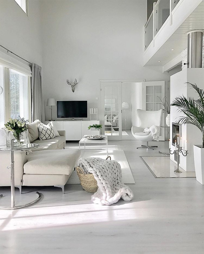El encanto escandinavo en la sala de estar de una casa moderna en colores blancos. Decoración nórdica o escandinava.