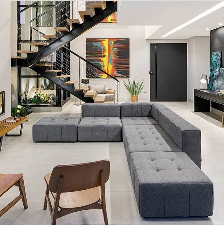 Un salón blanco moderno de estilo escandinavo con un sofá cómodo y una moderna escalera de metal y madera. Mejores imágenes de salas modernas.