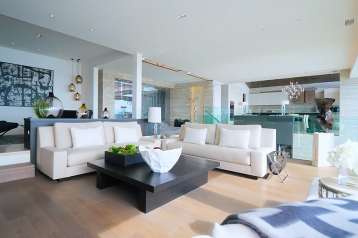 Un salón moderno en blanco con sofás blancos. Una sala de estar con la cocina americana en una casa moderna.