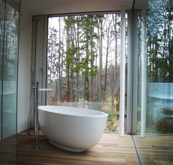 Un baño con ventanas grandes. Diseños de baños para casas.
