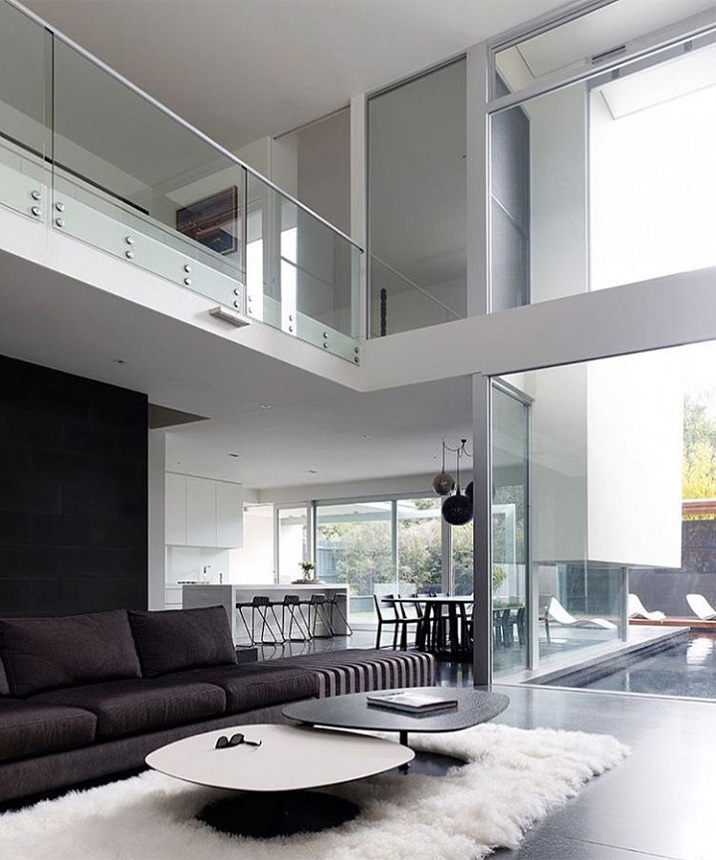 Un interior de una casa moderna diseñada con toques de estilo escandinavo en colores blancos y marrones. Fotos de casas modernas.
