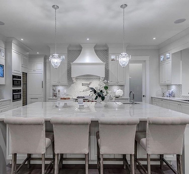 Фото элегантных и современных белых кухонь.
