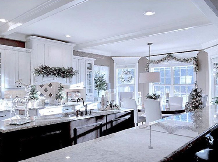 Дизайн встроенных белых кухонь.
