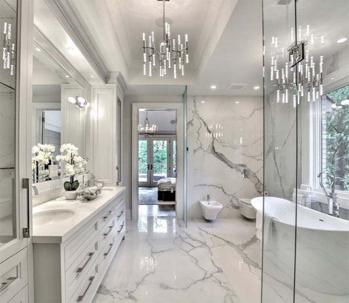 Роскошная ванная комната из белого мрамора. Современные решения для хранения в ванной комнате.