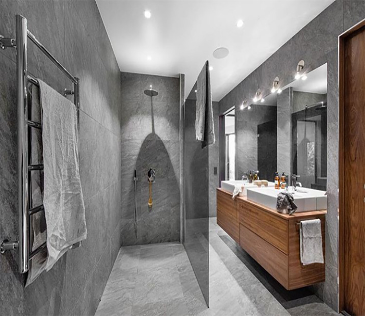 Un baño moderno diseñado en color gris. Fotos de baños modernos con almacenaje. Decoración de baños modernos.