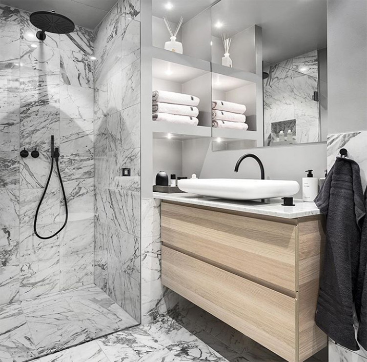 Ванной комнаты простого дизайна. Современная ванная комната с местом для хранения. Фотографии дизайна ванных комнат.