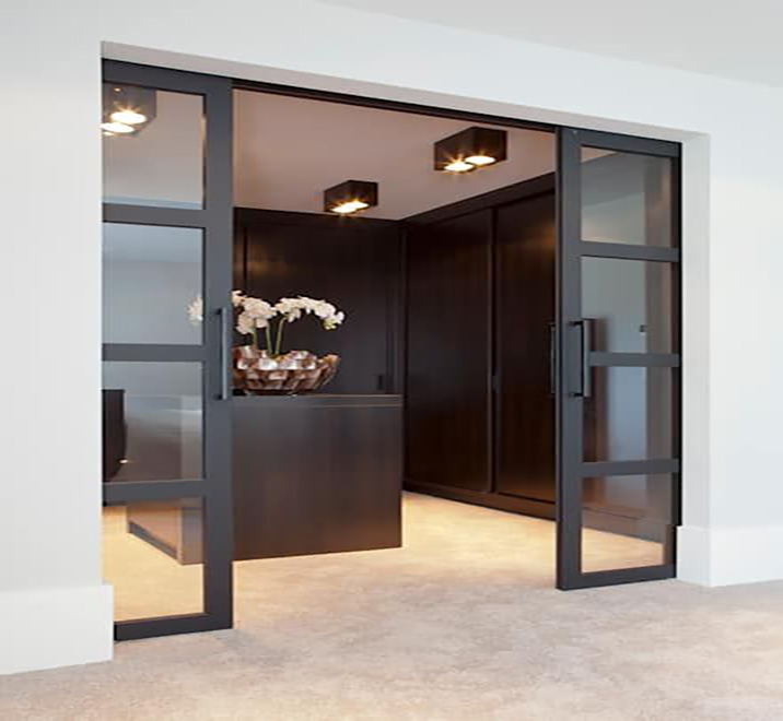 Un interior diseñado en colores blanco y marrón oscuro. Puerta corredera que nos lleva a un vestidor enorme.